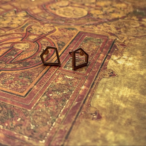 💎🆕Geometric Diamond Rose Gold Heart Studs - Picture 6 of 8